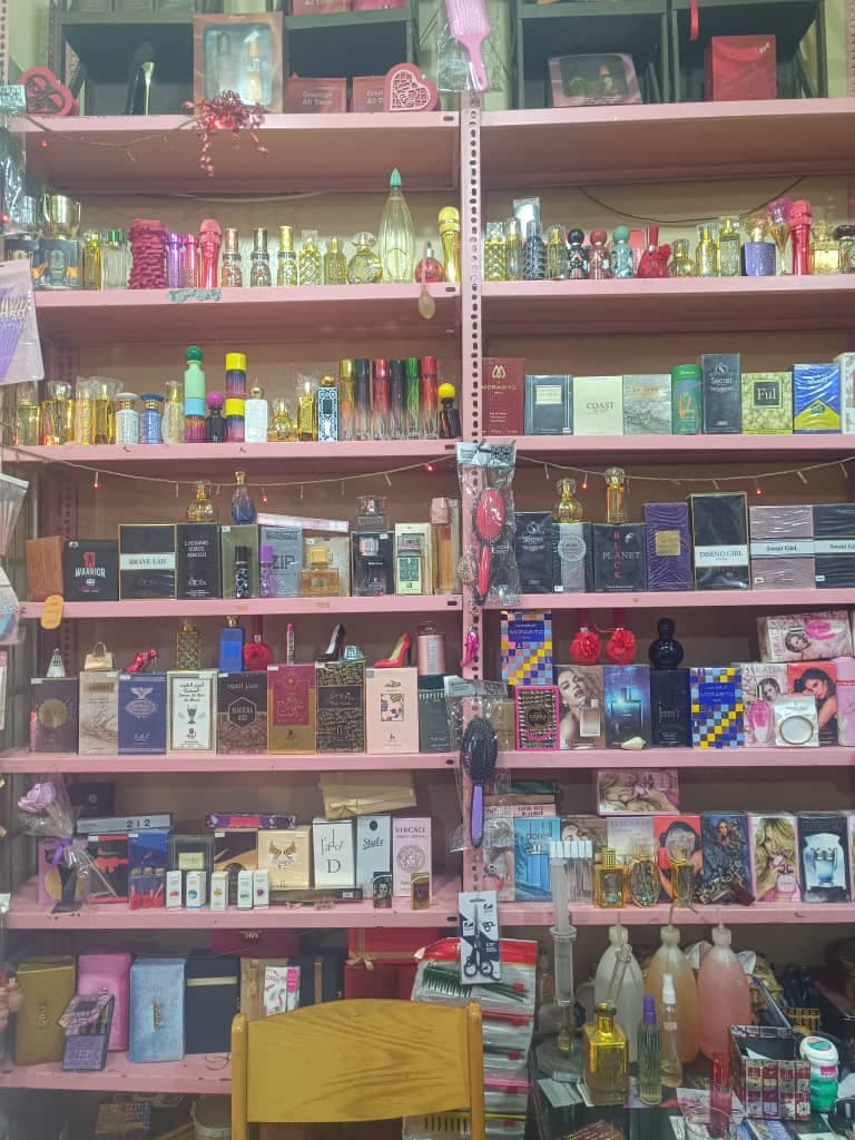 صورة منشأة محل هدايا الأفراح - قسم محل عطور ومواد تجميل في قطنا 2
