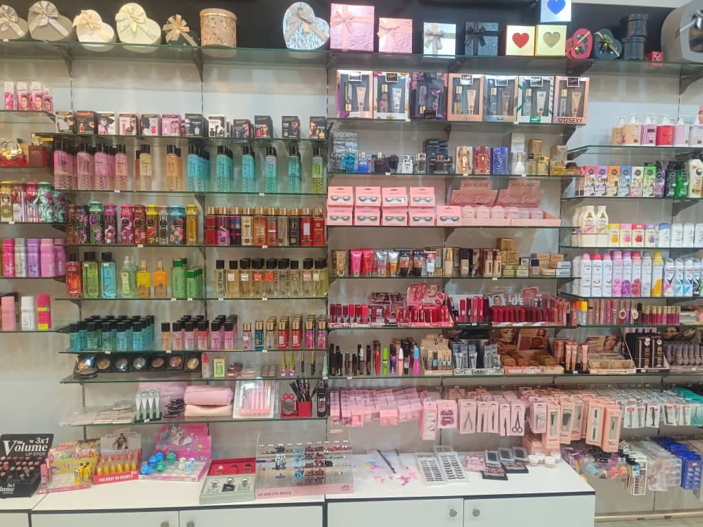صورة منشأة دياب اكسسوارات ومكياجات - قسم محل عطور ومواد تجميل في Jdeidet Artouz 3